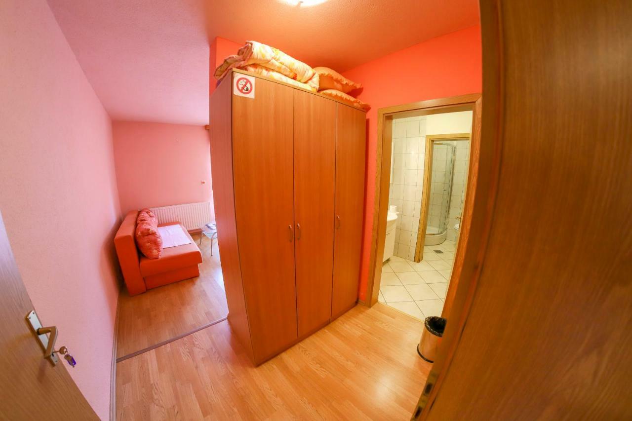 Crvena Jabuka Apartment *